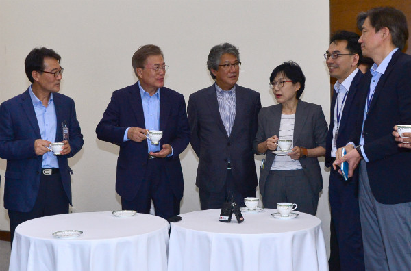 ▲ 장하성 청와대 정책실장(사진 왼쪽)이 93억1962만 원의 재산으로 청와대 참모진 중 가장 많은 재산을 가진 것으로 나타났다. 조국 민정수석은 49억8981만 원, 문재인 대통령은 18억2246만 원이었다. ⓒ뉴시스 사진DB