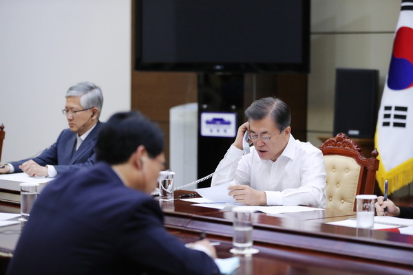 ▲ 문재인 대통령이 25일 일본 아베 총리와 전화통화를 하는 모습. ⓒ청와대 제공