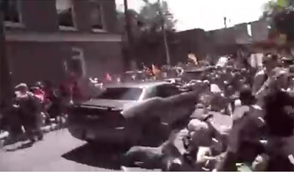 지난 12일(현지시간) 美샬롯츠빌 폭동 당시 백인우월주의자가 차량으로 시위행렬에 돌진하는 모습. 국내에서는 이것이 샬롯츠빌 폭동의 전부인줄 안다. ⓒ유튜브 관련영상 캡쳐.