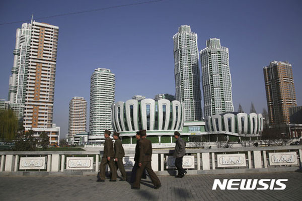 ▲ 北평양 여명거리 앞을 지나가는 군인들. ⓒ뉴시스