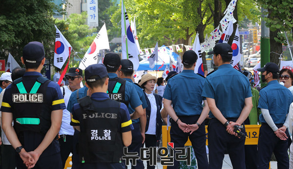 이재용 삼성전자 부사장의 판결이 내려진 25일 서울중앙지법 앞 모습 ⓒ 공동취재단