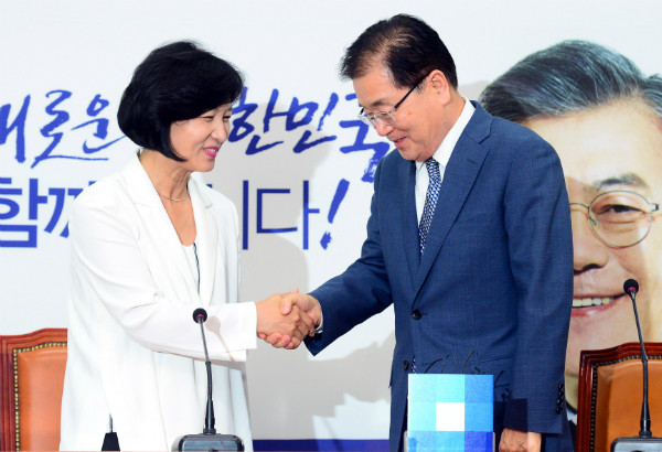 ▲ 더불어민주당 추미애 대표를 비롯한 여당 지도부가 을지훈련이 진행 중이던 지난 24일 저녁 국가안보실 2차장을 비롯한 청와대 고위 참모진과 폭탄주를 돌리며 술판을 가졌던 것으로 드러나 논란이 되고 있다. 그럼에도 불구하고 정의용 국가안보실장은 뭐가 문제냐는 태도로 빈축을 샀다. 사진은 지난 5월 30일 국회를 찾아 추미애 대표에게 인사하고 있는 정의용 실장의 모습. ⓒ뉴시스 사진DB