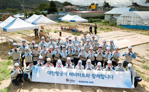 ▲ 대한항공은 지난 24일 충청남도 목천읍 서리에서 소속 스포츠단 선수들 및 임직원이 함께 참여해 해비타트 '희망의 집짓기' 봉사활동을 진행했다고 25일 밝혔다.ⓒ대한항공