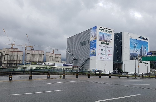 ▲ 경기 북부 랜드마크로 조성한다던 녹양역 스카이59가 토지주와 업무대행사 간 감정다툼으로 조합원 모집이 중단됐다. 홍보관 왼쪽으로 현대 힐스테이트 아파트는 주택조합사업으로 추진, 내년 입주를 앞두고 있어 대조를 이룬다. = 이보배 기자