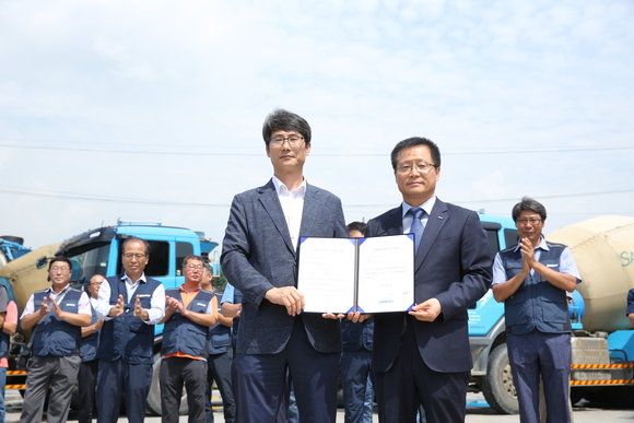 삼표그룹은 25일 서울 송파구 소재 풍납 레미콘 공장에서 차량 운전기사 50여명이 참석한 가운데 안전운전 캠페인을 실시했다고 밝혔다.ⓒ삼표그룹