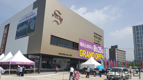 ▲ 중흥건설이 25일 '동탄2신도시 중흥S-클래스 더테라스' 견본주택을 개관하고 본격적인 분양일정에 돌입했다. ⓒ성재용 기자