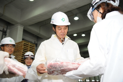 ▲ 류영진 식약처장이 유럽산 햄·소시지 등 수입축산물 검사 현장을 점검하고 있다. ⓒ식품의약품안전처