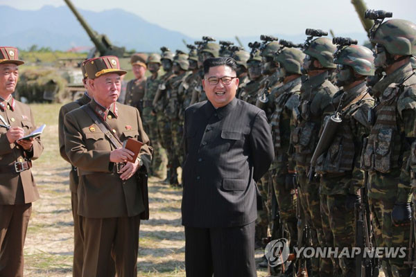 ▲ 북한군 특수부대의 훈련을 참관한 김정은. 북한군 특수부대의 헬멧과 전술장비는 모두 중국제로 보인다. ⓒ연합뉴스. 무단전재 및 재배포 금지.