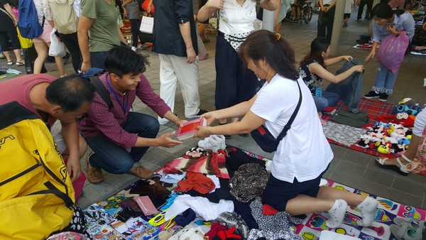 ▲ 뚝섬 나눔장터에서 국어사전을 구매한 본지 기자. ⓒ뉴데일리