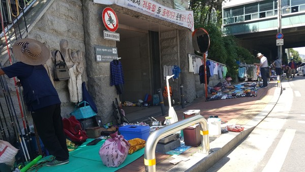 ▲ 뚝섬 한강공원 진입로 상의 불법 노점상  ⓒ 뉴데일리 DB