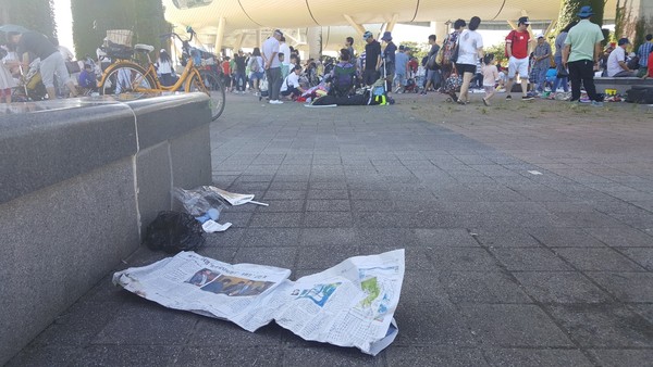 ▲ 나눔장터가 종료될 무렵 방치된 쓰레기 ⓒ 뉴데일리 DB