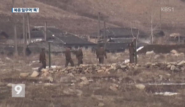 ▲ 北당국이 최근 국경경비대에 "중국과의 밀수를 단속하지 말라"는 비밀명령을 내렸다고 '자유아시아방송'이 소식통을 인용해 보도했다. 사진은 2016년 3월 국경경비 강화로 밀수가 급감했다는 KBS 보도화면. ⓒKBS 관련보도 화면캡쳐.