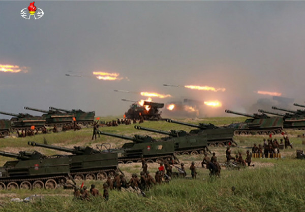 ▲ 북한은 26일 강원도 일대에서 동해상을 향해 방사포를 발사하며 서북 5도 도서 점령 훈련을 전개했다. 이 훈련은 김정은이 직접 참관했다. ⓒ뉴시스 사진DB(조선중앙TV)