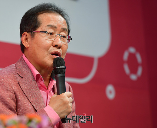 ▲ 자유한국당 홍준표 대표가 26일 경남 마산역 광장에서 대중가요 〈인생〉을 열창하며 박근혜 전 대통령 출당 의지를 재차 시사했다. 사진은 지난 18일 서울 강남역에서 토크콘서트를 갖고 있는 홍준표 대표의 모습. ⓒ뉴데일리 정상윤 기자