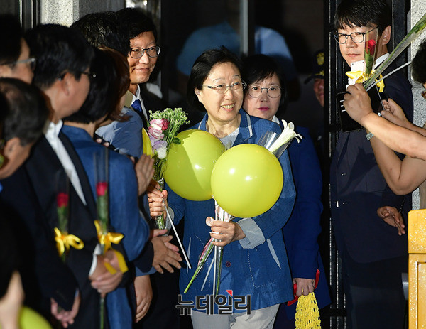 ▲ 대법관 전원의 일치된 판결로 정치자금법 위반 유죄 판결을 받아 의정부교도소에 수감돼 있던 한명숙 전 국무총리가 지난 23일 만기출소하고 있다. ⓒ뉴데일리 정상윤 기자