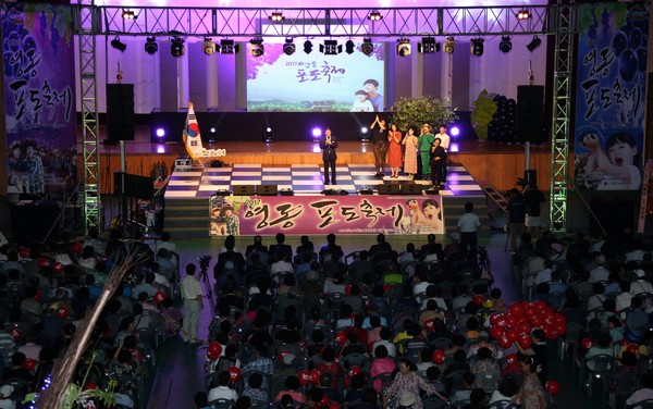 ▲ 박세복 군수가 제13회 영동포도축제 개막식에서 축사를 하고 있다.ⓒ영동군