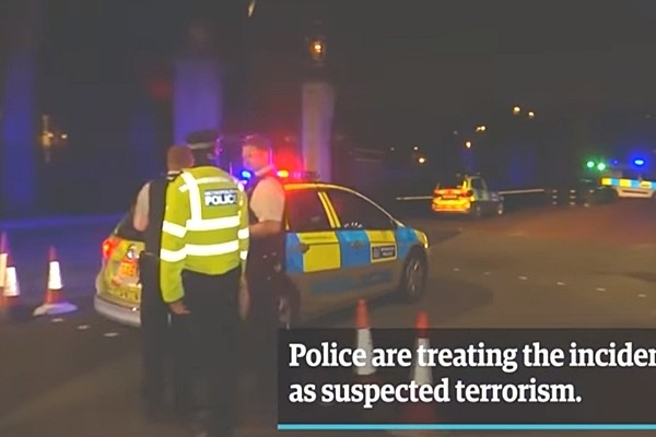 영국 여왕이 거주하는 버킹엄 궁전 근처에서 한 테러범이 경찰들을 향해 흉기를 휘둘러 3명이 다쳤다. 사진은 관련 英'가디언' 보도 일부.ⓒ英'가디언' 보도영상 화면캡쳐