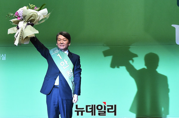 ▲ 안철수 대표가 27일 오후 의원회관에서 열린 국민의당 8·27 전당대회에서 당대표에 선출된 직후 받은 축하의 꽃다발을 치켜들어 보이고 있다. ⓒ뉴데일리 이종현 기자