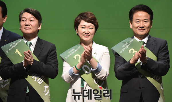 ▲ 국민의당 8·27 전당대회에서 선출된 안철수 대표와, 그의 최대 경쟁자였던 정동영 의원이 서로 다른 방향을 바라보면서 박수를 치고 있다. ⓒ뉴데일리 이종현 기자