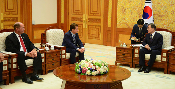 ▲ 문재인 대통령이 28일 에드 로이스 미국 하원 외교위원장을 접견했다. ⓒ뉴시스 DB