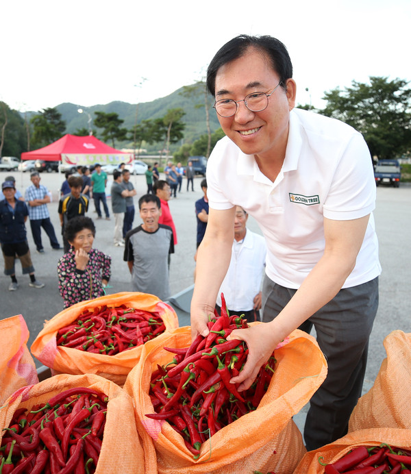 ▲ 나용찬 괴산군수가 괴산홍고추시장에서 홍고추를 들어 보이고 있다.ⓒ괴산군