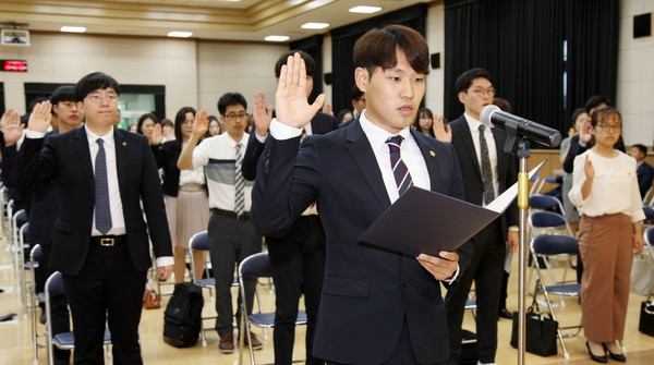 ▲ 충북교육청이 28일 새내기교사 90명에게 임용장을 전달했다.ⓒ충북교육청