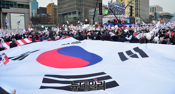 ▲ 지난 3월 1일 서울 시청앞 광장에서 열린 박근혜 전 대통령 탄핵 반대 집회에 참석한 시민들이 '대형 태극기'를 들고 행진하고 있다. ⓒ뉴데일리 공준표 기자