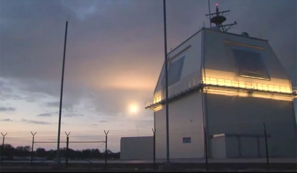 ▲ 日정부가 이르면 2018년부터 '이지스 어쇼어'를 도입하기로 했다. 사진은 태평양에 있는 美미사일 방어국(MDA)의 '이지스 어쇼어' 시설에서 시험발사하는 장면. 뒷편의 해처럼 보이는 것이 SM-3 요격 미사일이다. ⓒ美MDA 유튜브 공개영상 캡쳐.