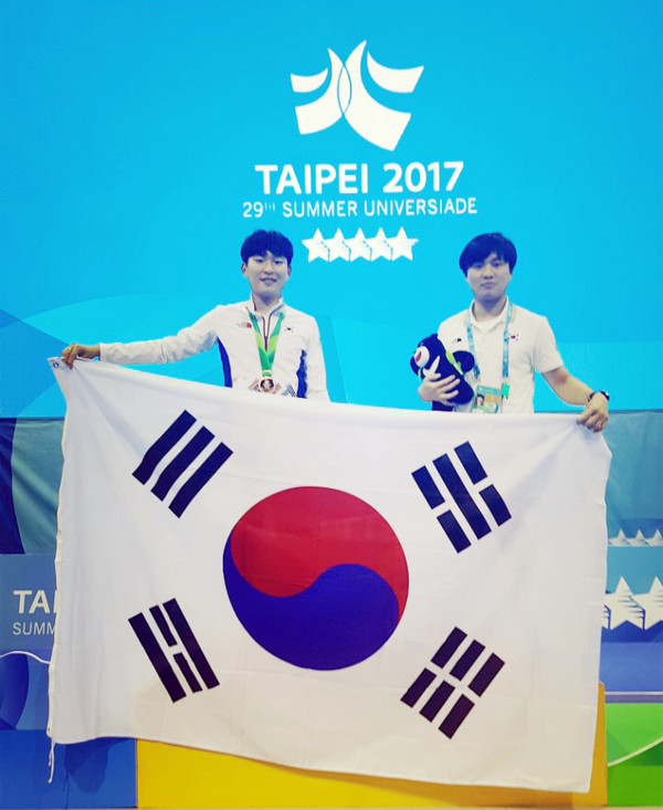 ▲ 2017 타이베이 하계유니버시아드 대회 펜싱 에뻬 단체전에 참가한 청주대학교 김재원(사진 왼쪽)과 최원준 코치(청주대 펜싱부 코치)가 동메달을 차지한 뒤 기념촬영을 하고 있다.ⓒ청주대