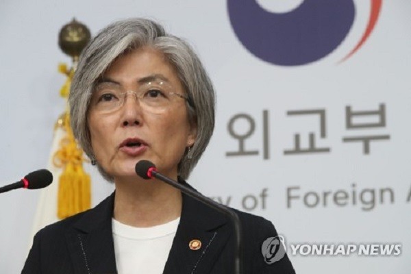 ▲ 강경화 외교부 장관은 최근 러시아가 대북제재 기류 속에 놓인 북한의 '구원투수' 역할을 하고 있다는 지적에 대해 "베이스 라인이 워낙 낮기 때문에 큰 의미를 부여하기 어렵다"고 일축했다. 사진은 기자들의 질문에 답하고 있는 강경화 외교부 장관.ⓒ연합뉴스.무단전재 및 재배포 금지