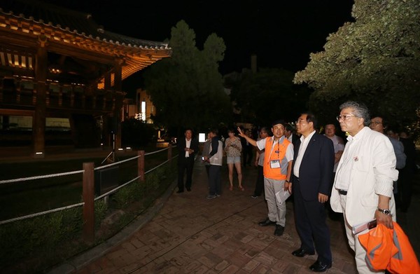 ▲ 이승훈 충북 청주시장이 지난 25일 청주야행에 참여해 중앙공원의 문화재에 대한 설명을 듣고 있다.ⓒ청주시