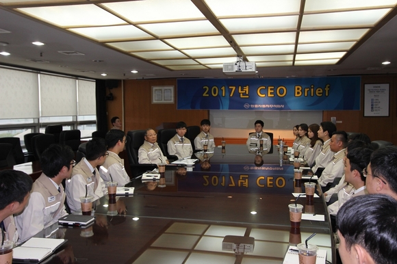 ▲ 쌍용자동차 최종식 대표이사(왼쪽줄 위에서 세 번째)가 신입사원들과 대화를 나누고 있다.ⓒ쌍용자동차