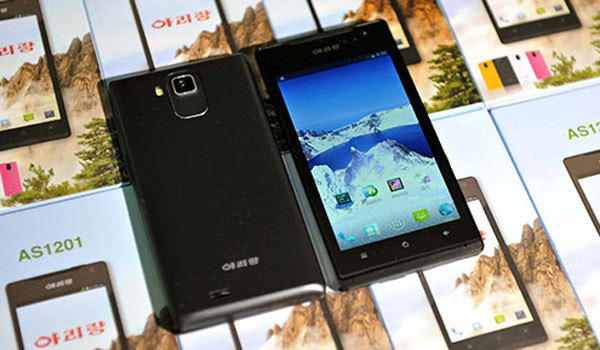 ▲ 북한이 2014년 12월에 공개한 스마트폰 '아리랑'. 북한의 휴대전화 가입자가 370만 명에 달한다고 한다. ⓒ뉴시스. 무단전재 및 재배포 금지.