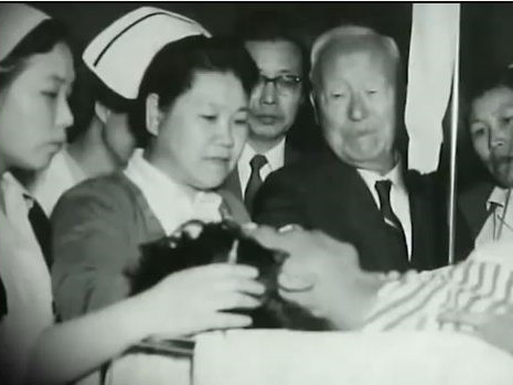 ▲ 4.19직후 서울대 병원을 찾아 부상학생을 위문하며 눈물을 흘리는 이승만 대통령.