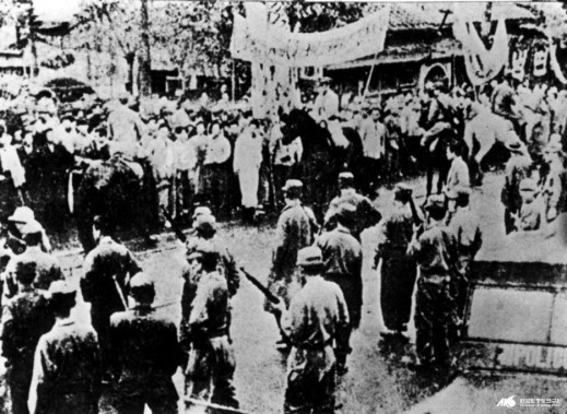 ▲ 전국 지역대표 주민들이 부산 피란국회 앞에서 직선제 개헌을 요구하는 시위를 벌이고 있다.