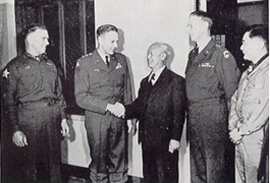 ▲ 이승만 대통령을 방문 악수하는 밴플리트.8군사령관과 클라크 유엔사령관(이승만 왼쪽)