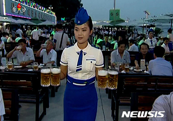 북한 김정은 집단이 최근 한미연합훈련 '을지프리덤가디언(UFG)'을 핑계로 북한 주민들에게 금주령을 내렸다고 한다. 사진은 2016년 8월 '대동강 맥주축제' 선전화면. ⓒ뉴시스. 무단전재 및 재배포 금지.