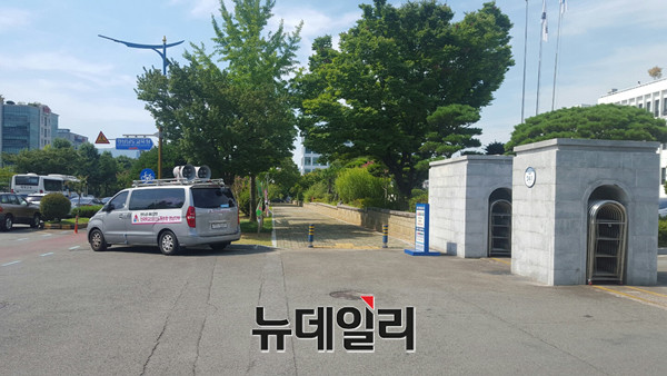 ▲ 경남도 교육청 정문 앞에 주차돼 있는 전교조 경남지부 차량. ⓒ뉴데일리