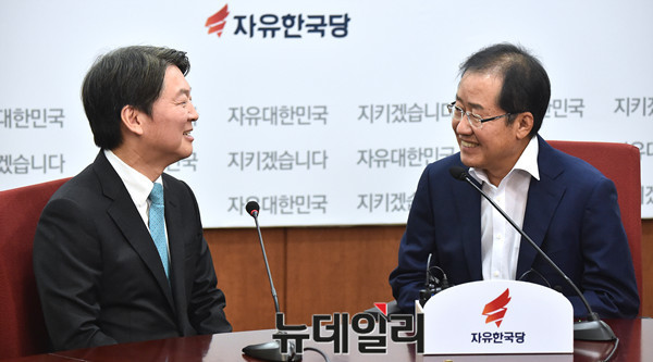 ▲ 홍준표 자유한국당 대표(오른쪽)와 안철수 국민의당 대표. ⓒ뉴데일리 이종현 기자