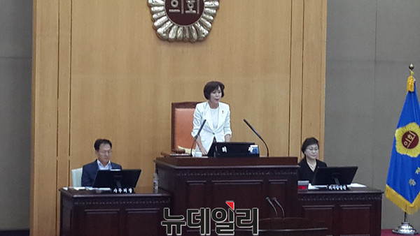 ▲ 충북도의회 김양희 의장이 29일 제358회 임시회에서 최병윤 의원 사퇴처리에 대해 설명하고 있다.ⓒ김종혁 기자