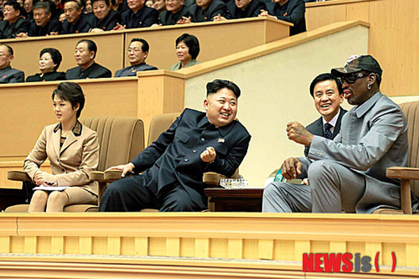 ▲ 美NBA선수 데니스 로드먼 방북 당시 김정은과 리설주. ⓒ뉴시스. 무단전재 및 재배포 금지.