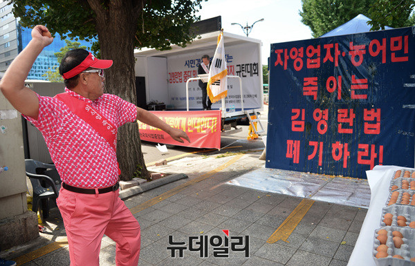 ▲ 계란 던지는 제갈창균 한국외식업중앙회장 ⓒ 뉴데일리 공준표