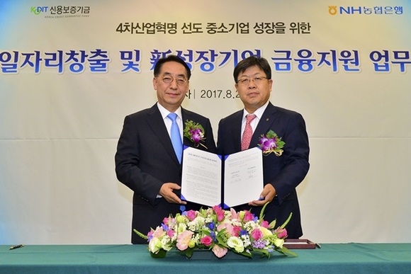 ▲ 지난 28일 서울 중구 농협은행 본점에서 이경섭 농협은행장(오른쪽)과 황록 신용보증기금이사장이 '일자리창출기업 및 신성장기업 금융지원 업무협약'을 체결하고 있다. ⓒNH농협은행