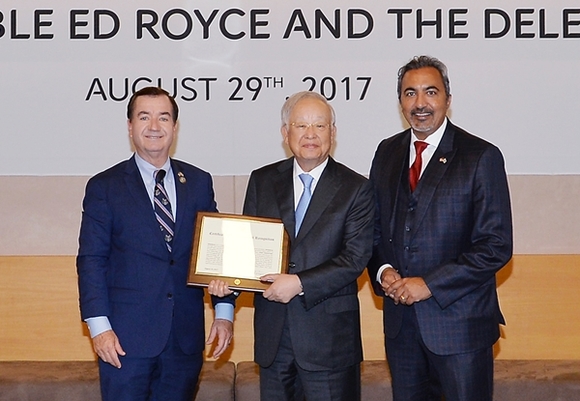 ▲ 왼쪽부터 에드 로이스 美 하원 외교위원장, 손경식 CJ그룹 회장, 아미 베라 하원 외교위 부위원장 ⓒCJ그룹