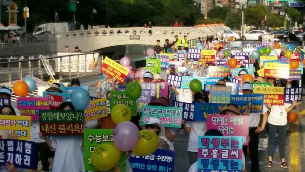 8월 26일 오후 6시 서울 청계광장에서 '공정사회를 위한 국민모임' 주최로 '공정사회를 위한 국민총궐기 3차 집회'가 열렸다. ⓒ공정사회를 위한 국민모임