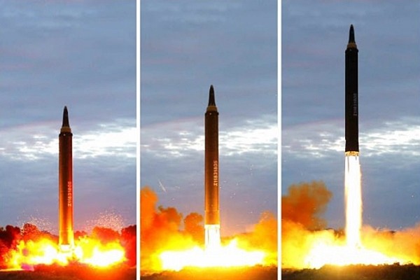 북한이 지난 29일 실시한 '화성-12형' 발사 모습. 北관영 매체들에 따르면 김정은은 이날 크게 만족감을 표하면서 "침략의 전초기지인 괌도를 견제하기 위한 의미심장한 전주곡"이라고 주장했다고 한다.ⓒ北선전매체 홈페이지 캡쳐