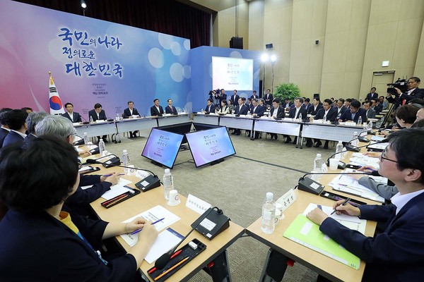 ▲ 문재인 대통령이 지난 29일 업무보고를 받는 모습. ⓒ청와대 제공