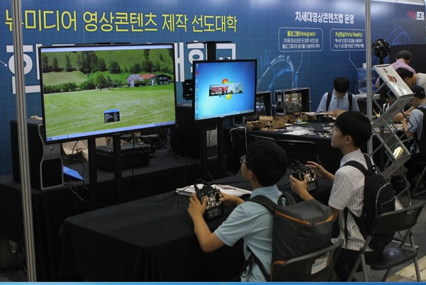 ▲ 지난해 전문대학 EXPO에 참가한 고교생들이 한국영상대 체험부스에서 드론 시뮬레이션 체험을 하고 있다.ⓒ한국영상대