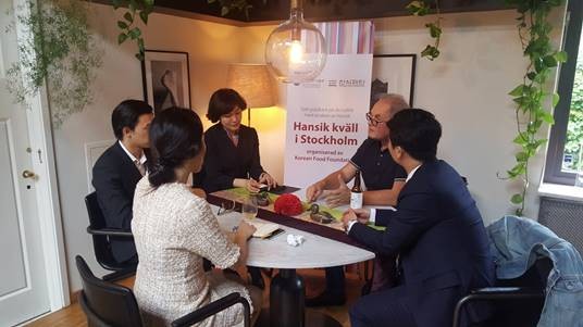 ▲ 스웨덴 정부관계자 및 유통 관계자 등과 한식 활성화를 위한 협력을 약속했다.
