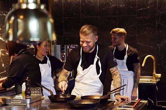 ▲ 스웨덴 스타 셰프 다니엘 호그랜더가 한식의 맛을 가미한 음식을 선보이고 있다.